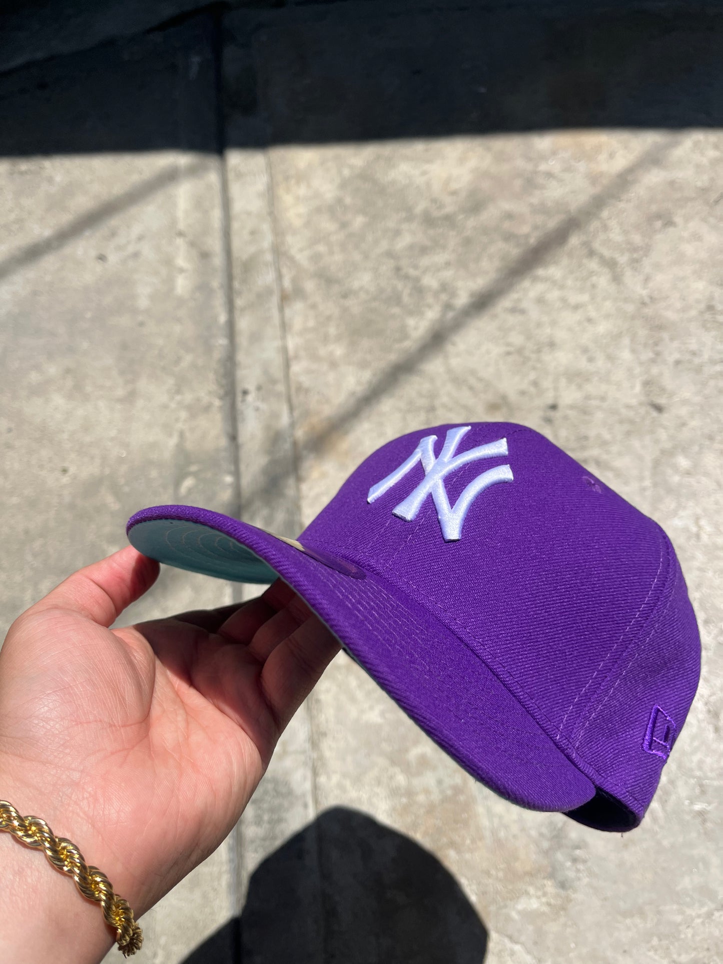 NEW ERA EXCLUSIVE 59FIFTY PURPLE NEW YORK YANKEES W/ 2001 WORLD SERIES SIDE PATCH